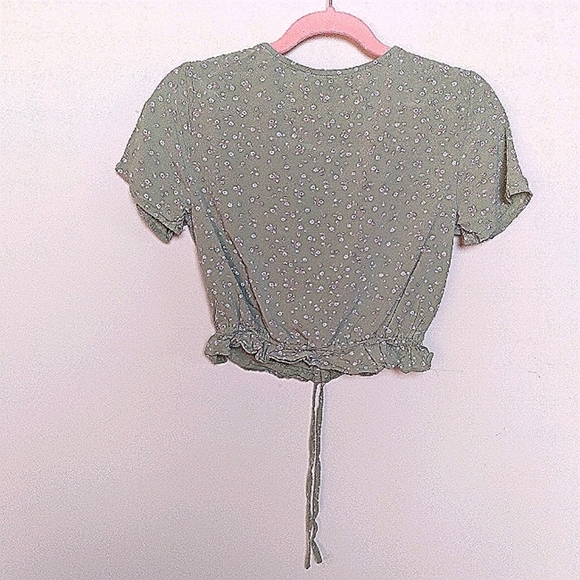 So Goods for Life Green and Blue Floral V Neck Cropped Blouse Size Small - Picture 2 of 11